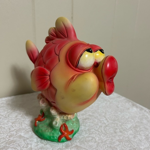 Kissing Glittery Fish Figurine Blowfish Signed Resin Whimsical Figure Decor VTG - Picture 2 of 6